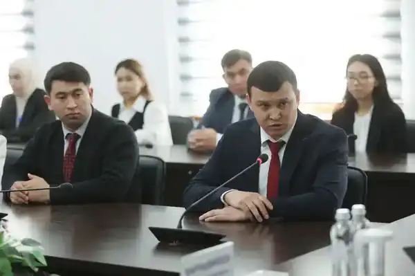 Конституционные реформы и роль молодежи: встреча акима области в Меркенском районе (8)