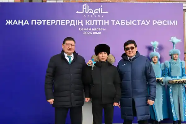 В Семее около 30 семьям вручили ключи от квартир (5)