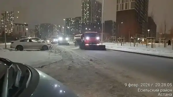 1700 единиц спецтехники вышли на уборку снега в Астане ночью (6)