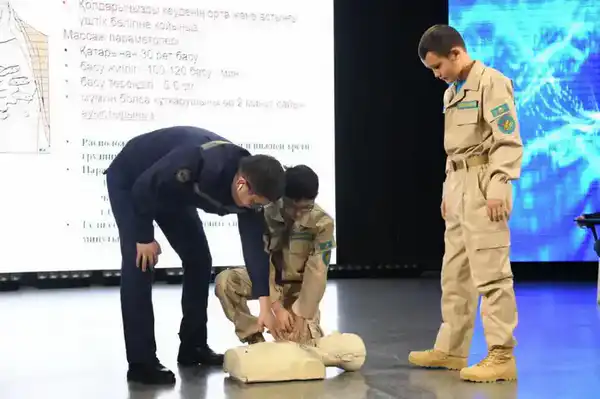 Столичные спасатели рассказали школьникам о своей службе (3)