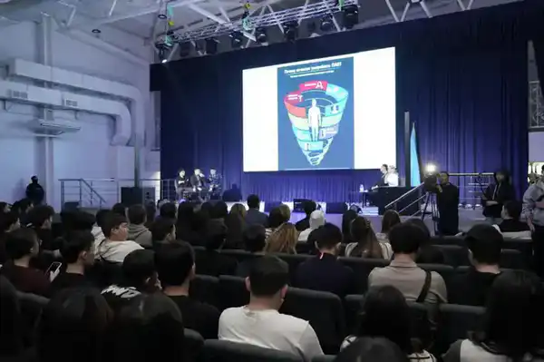 «Закон и порядок»: звезды команды КВН «Астана» рассказали студентам о вреде наркотиков (7)