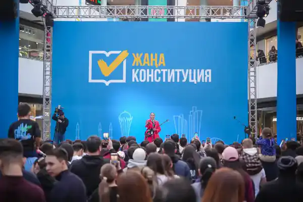 Более 10 тысяч человек приняли участие в молодежном концерте в поддержку референдума в Астане (8)