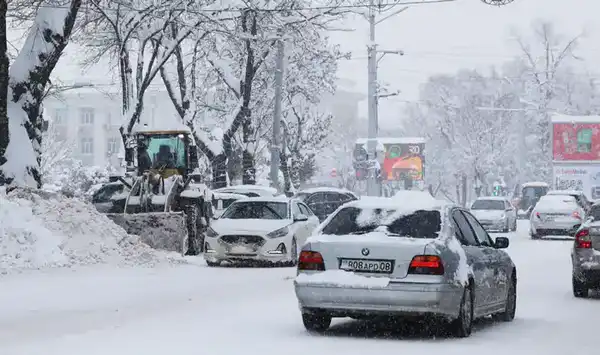 Ербол Карашукеев проинспектировал ход работ по очистке улиц Тараза от снега (6)