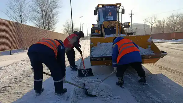 Более 1 700 единиц спецтехники задействованы в уборке снега в Астане (10)