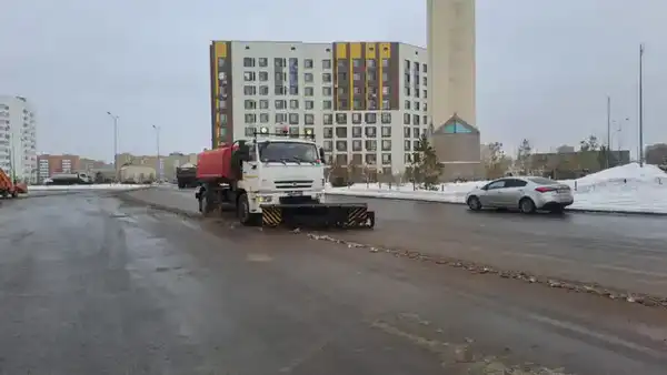 Тысячи дорожных рабочих вышли на уборку снега в Астане (4)