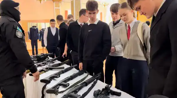 В городе Алтай прошла необычная встреча школьников и студентов с работниками полиции (4)