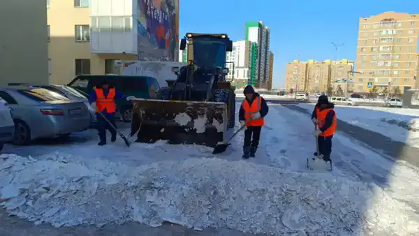 Более 3 100 дорожных рабочих задействовано в снегоуборочных работах в Астане (6)