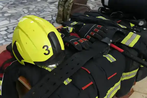 Столичные спасатели рассказали школьникам о своей службе (7)