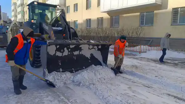 Более 3 100 дорожных рабочих задействовано в снегоуборочных работах в Астане (5)