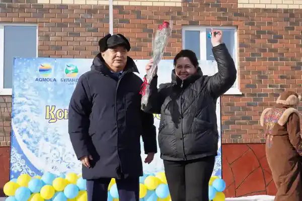 Ключи от новых квартир вручили жителям г. Макинска (8)