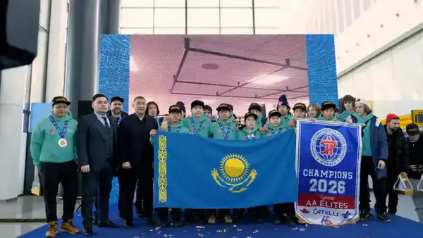 Чемпионы международного турнира Pee-Wee: молодые хоккеисты столицы вернулись домой (10)