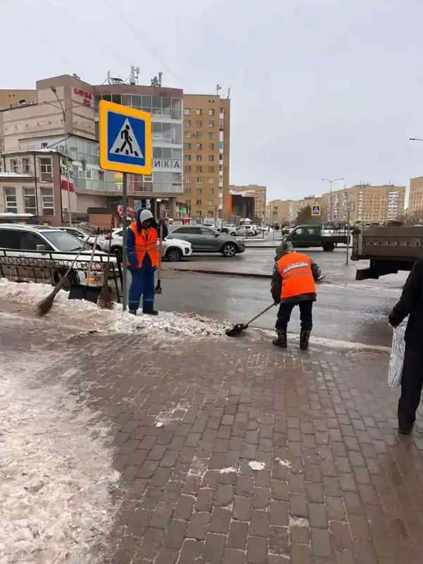 Тысячи дорожных рабочих вышли на уборку снега в Астане (2)