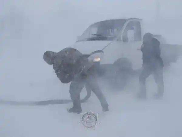 Спасатели МЧС Казахстана за прошедшие семь суток из снежных заносов спасли и эвакуировали 96 человек (4)