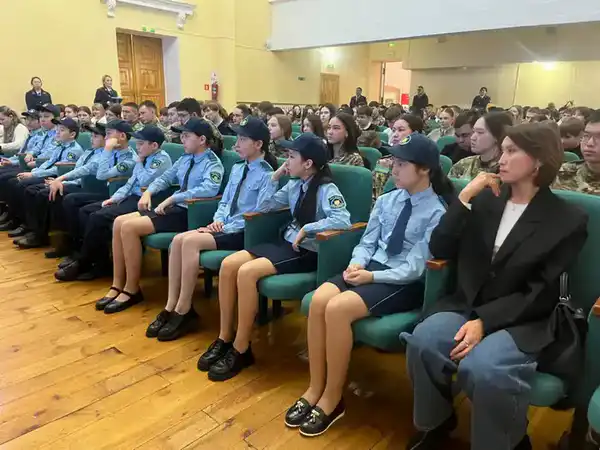 В городе Алтай прошла необычная встреча школьников и студентов с работниками полиции (6)