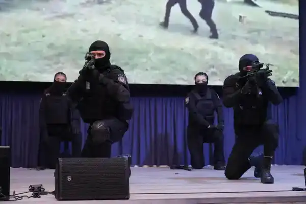 «Закон и порядок»: звезды команды КВН «Астана» рассказали студентам о вреде наркотиков (2)