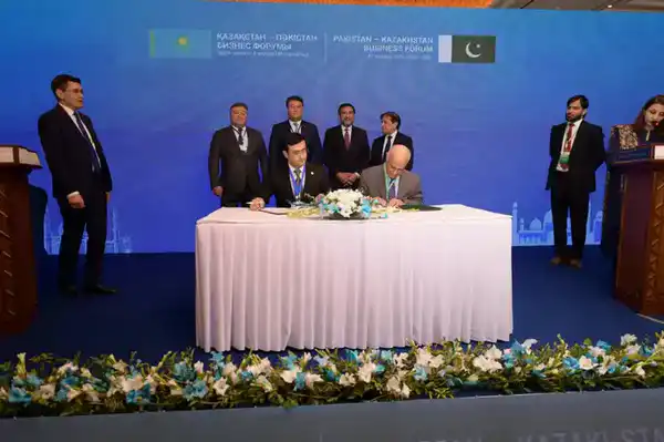 В рамках бизнес-форума «Казахстан – Пакистан» подписано 32 коммерческих документа на сумму около 200 млн долларов США (7)
