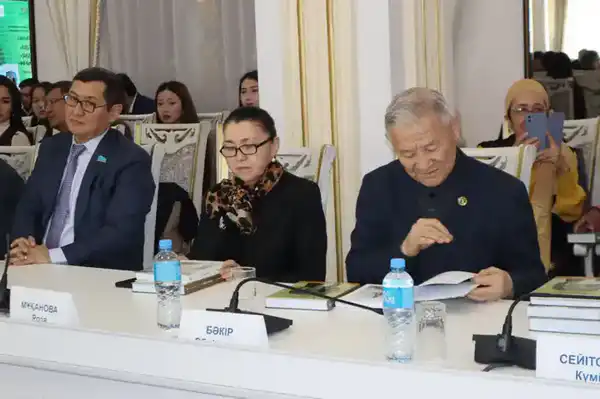 В Национальной академической библиотеке презентованы новые книги Жолтая Әлмашұлы (2)