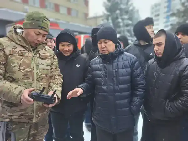 Дети учатся правилам безопасности вместе с МЧС (2)