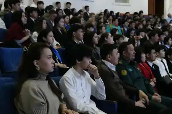 Столичные спасатели рассказали школьникам о своей службе (10)