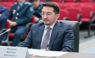 Обсуждение цифровых решений для повышения безопасности на совещании в МВД с участием Жаслана Мадиева и Ержана Саденова