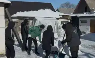 Волонтёры Карагандинской области оказывают помощь одиноким пенсионерам в условиях зимних непогод