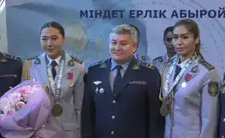 Команда Tomiris празднует победу в международном турнире UAE SWAT Challenge в Алматы