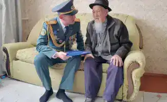 Поздравление ветерана Шалданбая Шанбаева с 102-летием от военнослужащих Луговского гарнизона