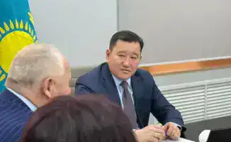 В Астане ветераны образования прокладывают путь к новой Конституции через диалог поколений