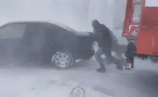 Спасатели МЧС Казахстана: Мастера снежных бурь освободили 96 человек из ледяного плена