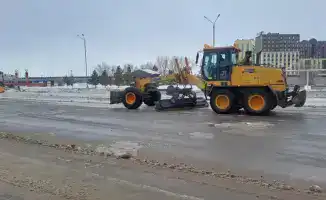 Астана очищается от снега: тысячи рабочих на месте