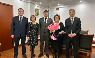 Тимур Қосымбаев поздравил Гульмиру Утегенову с 60-летием и 31-летним стажем в регулировании естественных монополий