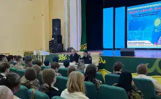 Знания в форме звёзд: школьники и студенты встречаются с полицейскими в Алтае