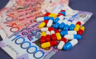 Депутат Мажилиса Айдос Сарымов прокомментировал исключение слова 'бесплатный' из проекта новой Конституции в статьях, касающихся образования и медицины, назвав это решение мифом о бесплатных услугах.