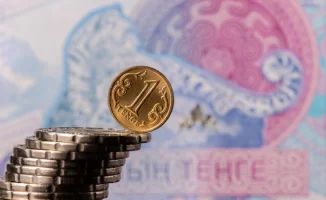 В Казахстане наблюдается парадоксальная ситуация в сфере финансов: несмотря на рост безналичных платежей, наличные деньги также продолжают пользоваться спросом. Экономисты отмечают, что страна занимает лидирующие позиции по цифровым платежам, однако это н