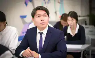 Учащиеся Астаны без смартфонов во время занятий