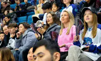 На матче «Барыса» развернули огромный флаг Казахстана в поддержку Конституционных реформ