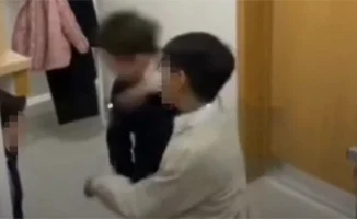 В одной из школ Алматы разгорелся скандал из-за видео с дракой, которое было выложено в TikTok. Родители учеников выражают обеспокоенность по поводу регулярных случаев насилия и агрессии среди подростков.