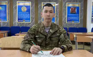 Матрос морской пехоты Казахстана создает картины о героях страны