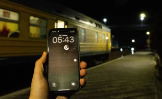 Жители пригорода Конаева мёрзнут в ожидании электрички до Алматы: история перезапусков и проблемы с транспортом