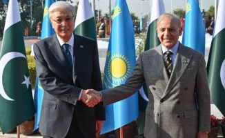 Токаев встретился с премьером Пакистана в Исламабаде