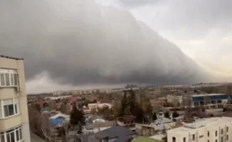 В Алматы зафиксировано необычное атмосферное явление: жители наблюдали плотную облачную полосу, напоминающую стену. Метеорологи объяснили это явление изменениями в погодных условиях.