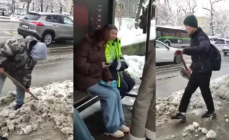 Молодые алматинцы стали примером доброты, помогая пожилой женщине в борьбе с зимними трудностями, что вдохновило многих на добрые поступки