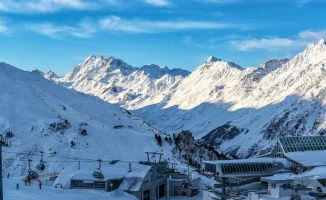 Спасатели вытащили живого туриста из-под снежной лавины в горах Алматы