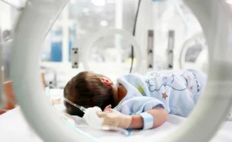 В Алматы на свет появилась 'маленькая звезда', весом всего 730 граммов, которая смогла пробиться сквозь облака недоношенности на 27-й неделе беременности.