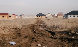 Горожане Алматы массово покидают мегаполис в поисках спокойной жизни на дачах, устав от высоких цен на жилье и быстрого темпа городской жизни.