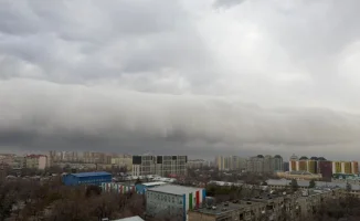 Жители Алматы сообщают о сильном ветре и необычных облаках