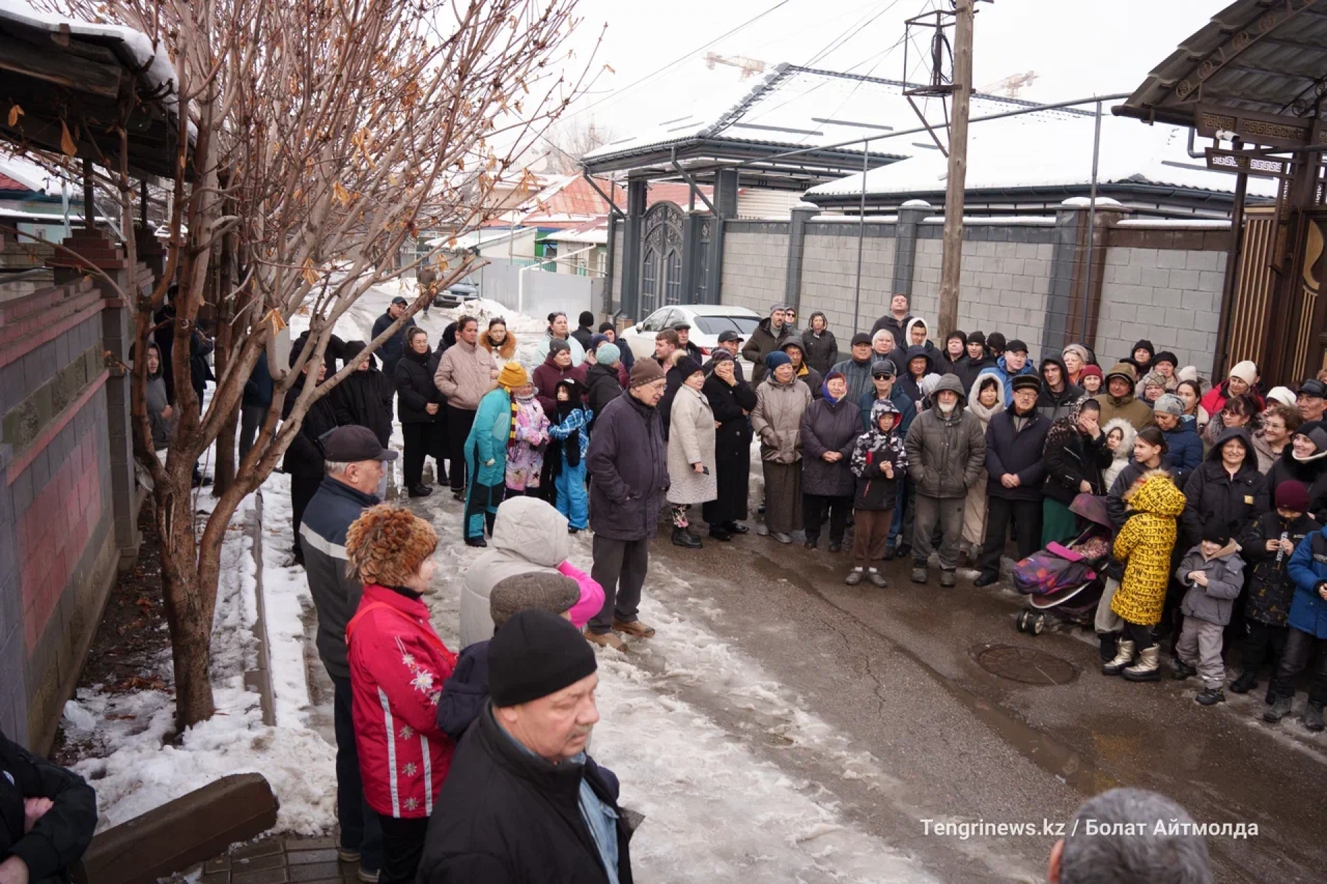 Толпа жителей района около Айнабулака-3 на улице -- люди собрались, потому что недовольны планами по сносу их домов