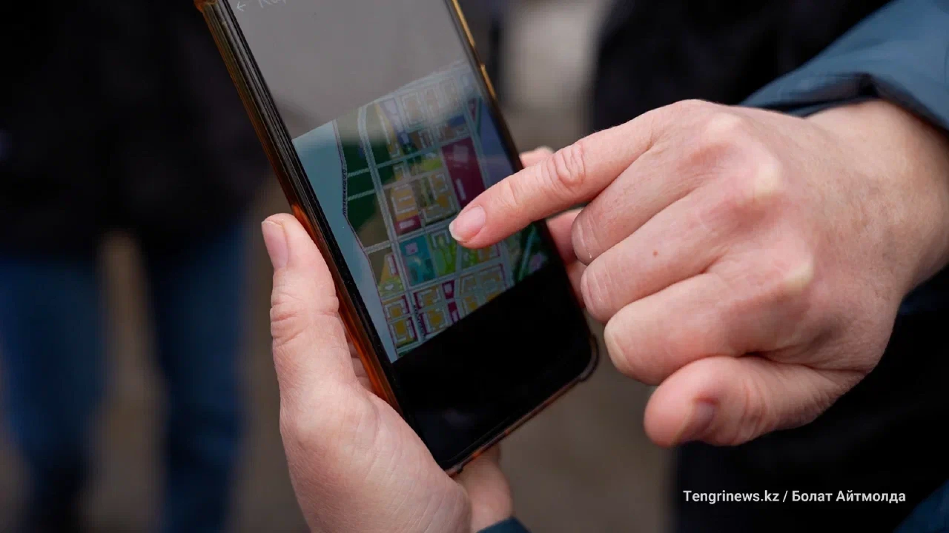 Жители показывают план детальной планировки этого района на смартфоне