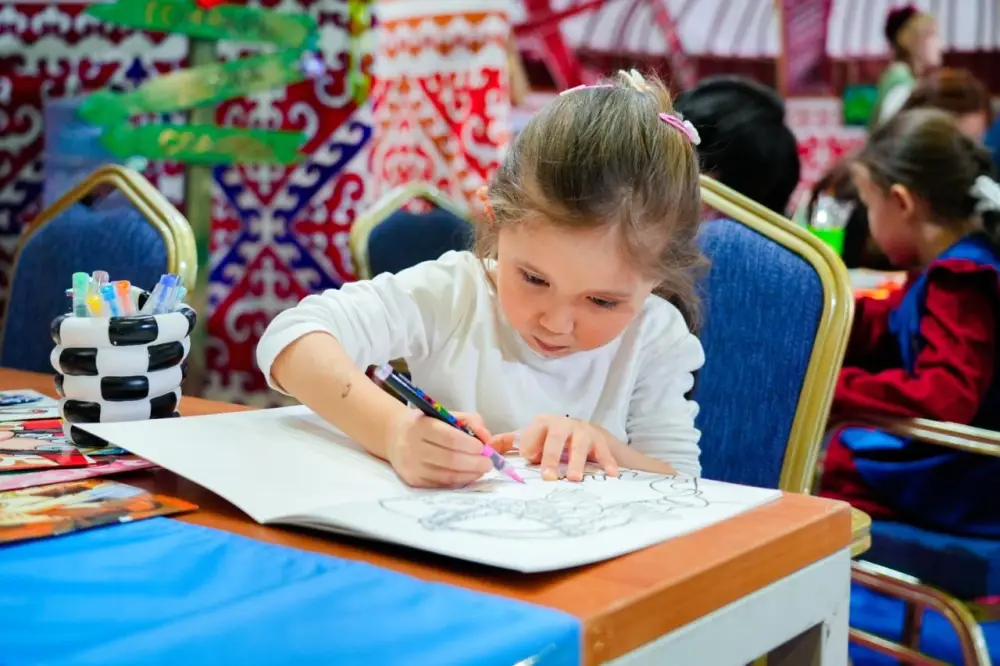 В Астане для детей развернули творческую зону на Наурыз (4)