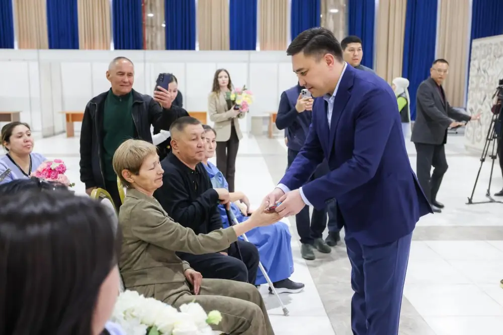 В ШЫМКЕНТЕ 50 СЕМЕЙ ПОЛУЧИЛИ КЛЮЧИ ОТ НОВЫХ КВАРТИР В ПРЕДДВЕРИИ НАУРЫЗА (3)